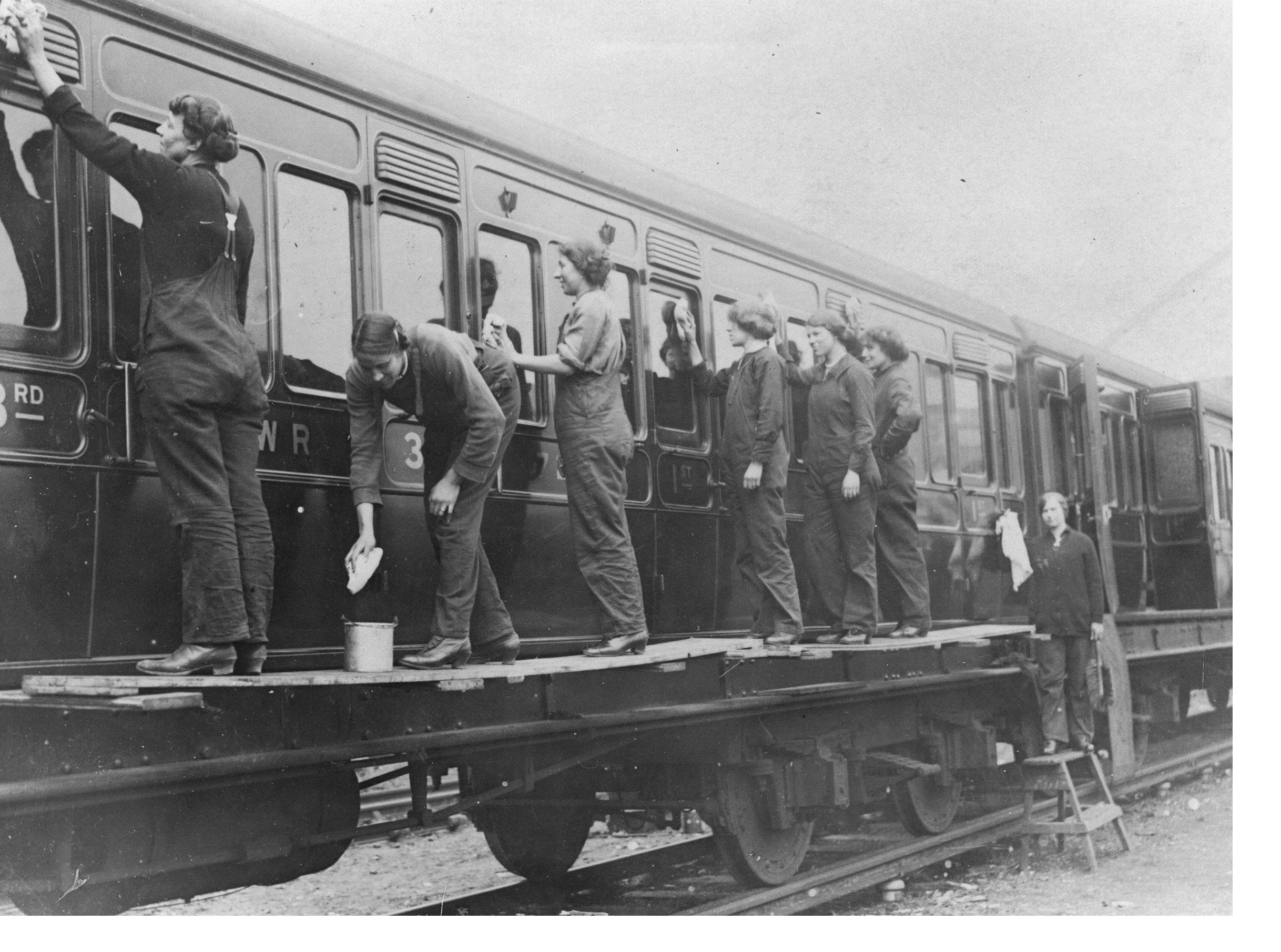 Women war workers at Wimbledon Station Greasers at Wimbledon Station